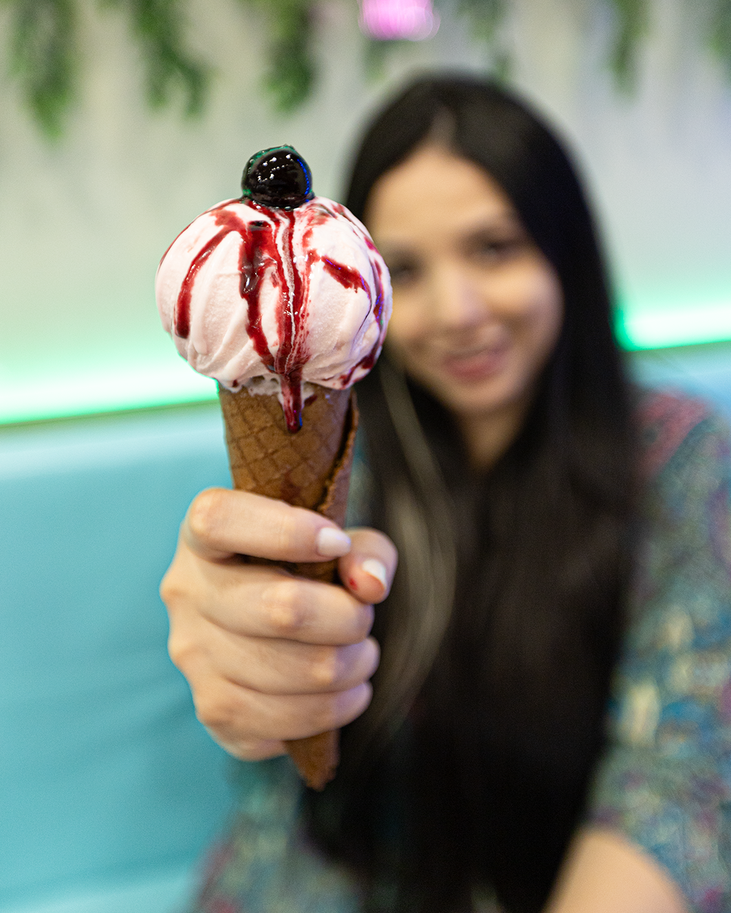 Sundae de sorvete com calda, servido na casquinha